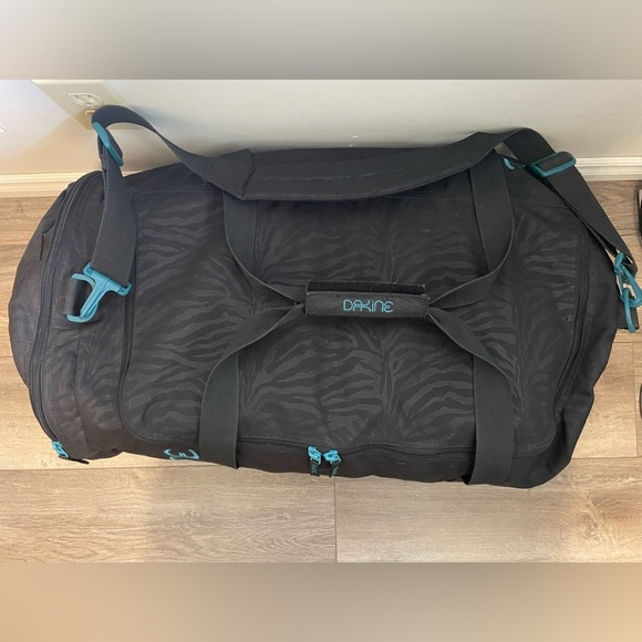DAKINE- EQ Duffle Bag. - Picture 4 of 7